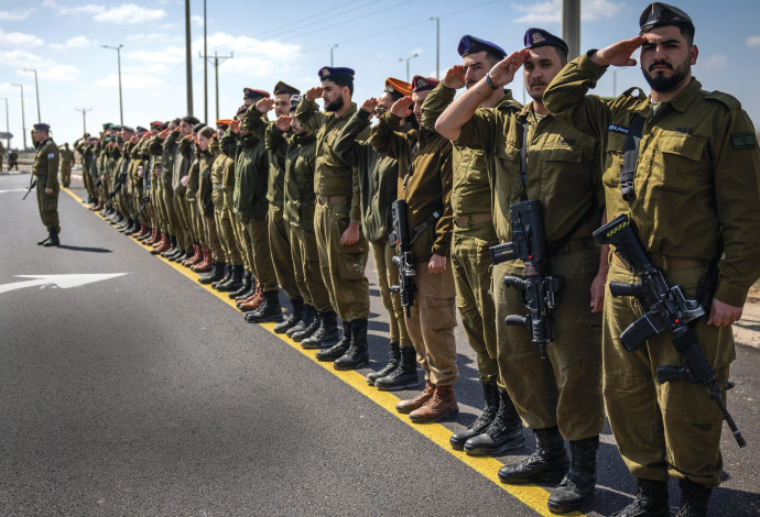 חיילים מצדיעים במסע הלוויה של משפחת ביבס (צילום:  חיים גולדברג פלאש 90)