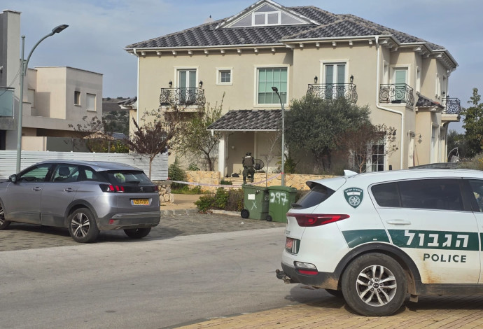 ביתו של ראש מועצת מרום הגליל עמית סופר, חבלנים במקום (צילום:  מועצה אזורית מרום גליל)