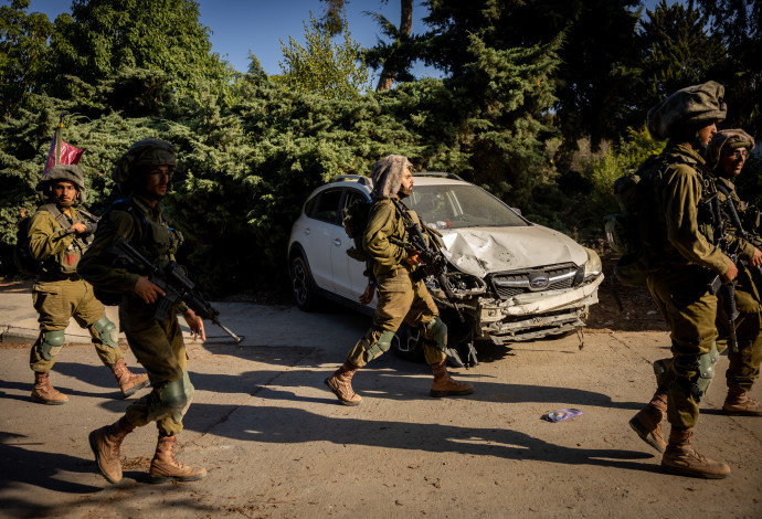 חיילים בקיבוץ נחל עוז, לאחר הטבח (צילום:  יונתן זינדל פלאש 90)