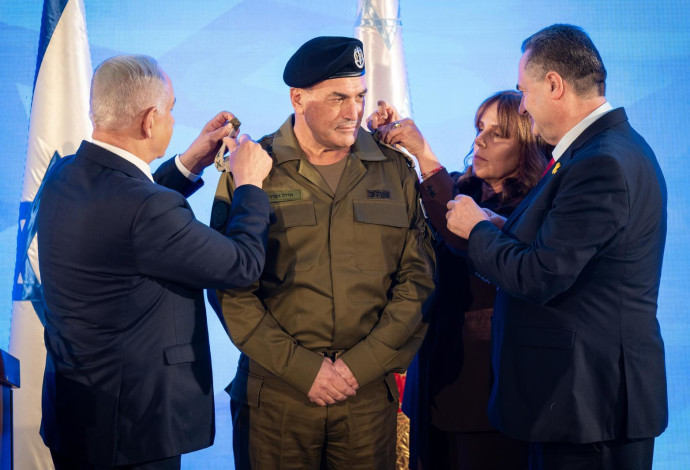 ישראל כ"ץ ובנימין נתניהו מעניקים את הדרגות לאייל זמיר (צילום:  דובר צה"ל)