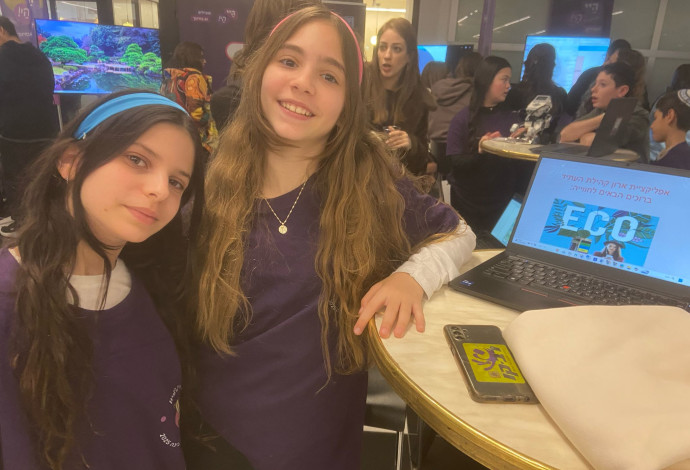 יולי גרייס ומאיה קורן מגורדון (צילום:  באדיבות עיריית גבעתיים)