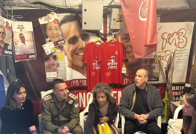 הרצי הלוי לראשונה בכיכר החטופים ביחד עם אשתו שרון, העונדת צמידים לזיכרון החללים (צילום:  שימוש לפי סעיף 27א')