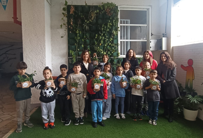 תלמידים מפונים שלקחו חלק בפרוייקט "שותלים תקווה" (צילום:  באדיבות אגודת ניצן)
