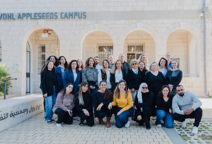 צוות העמותה בקמפוס וואהל תפוח (צילום:  טל רביב)