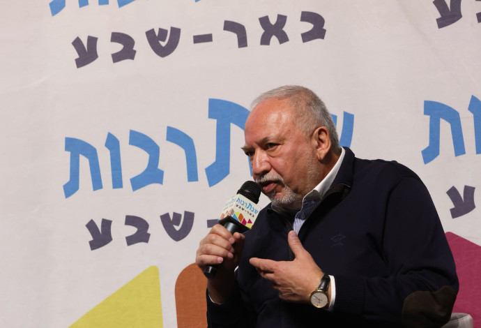 אביגדור ליברמן בשבתרבות בבאר שבע (צילום:  דיאגו מיטלברג)