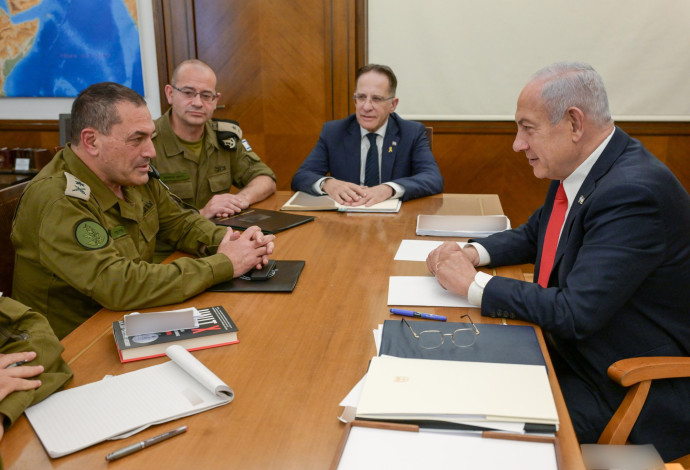 אייל זמיר והספר UNIT X (צילום:  צילום מסך רשת X)