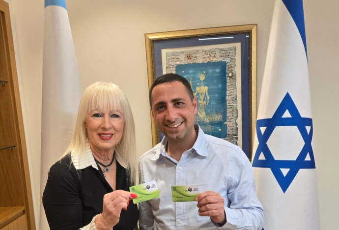 דודו בצלאל ודבורה שרר עם כרטיס אדי (צילום:  יח"צ)