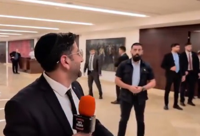 המפגש של יוסי עבדו עם ראש הממשלה (צילום:  צילום מסך טוויטר)