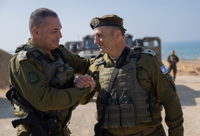 הרמטכ"ל הנכנס אייל זמיר ומפקד פיקוד דרום הנכנס יניב עשור (צילום:  דובר צה"ל)