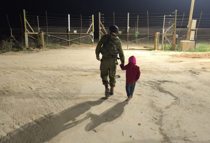 הילד העזתי וכוחות צה"ל  (צילום:  דובר צה"ל)