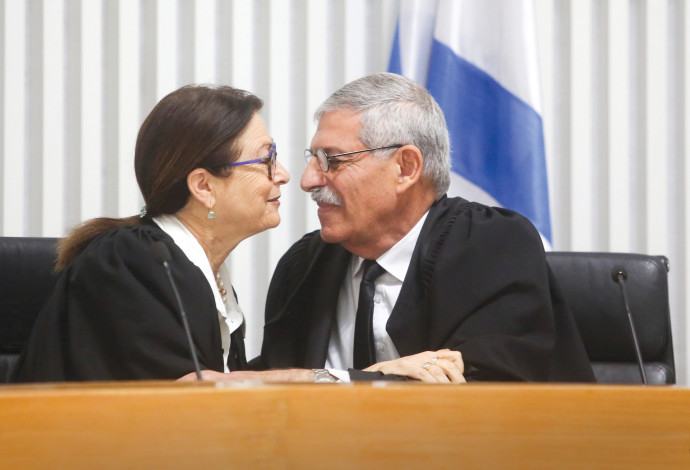 אורי שוהם ואסתר חיות בטקס פרישתו מהעליון ב-2018. בתור נציב הוא הדף את כל התלונות שהוגשו נגדה  (צילום:  מרק ישראל סלם)