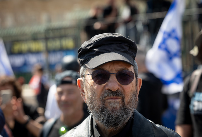 אהוד ברק במחאה נגד פיטורי ראש השבכ רונן בר  (צילום:  חיים גולדברג פלאש 90)