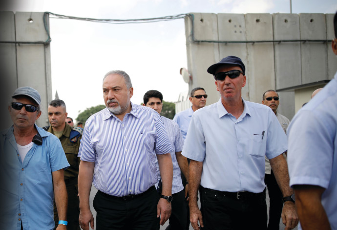 אביגדור ליברמן כשר ביטחון בביקור במעבר כרם שלום, 2018 (צילום:  רויטרס)
