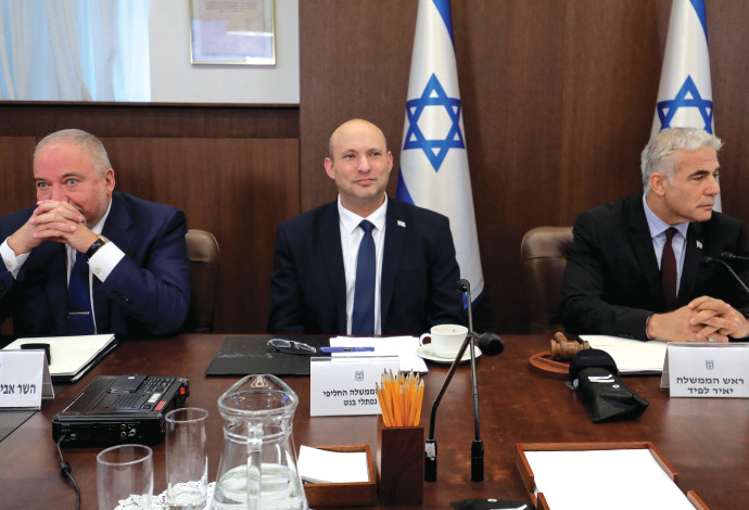 לפיד בנט וליברמן בתקופת ממשלת השינוי 2022 (צילום:  ארכיון רויטרס)