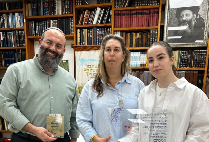 אגם ברגר ואמה עם משפחת הרב דרוקמן (צילום:  פורום "הננו")