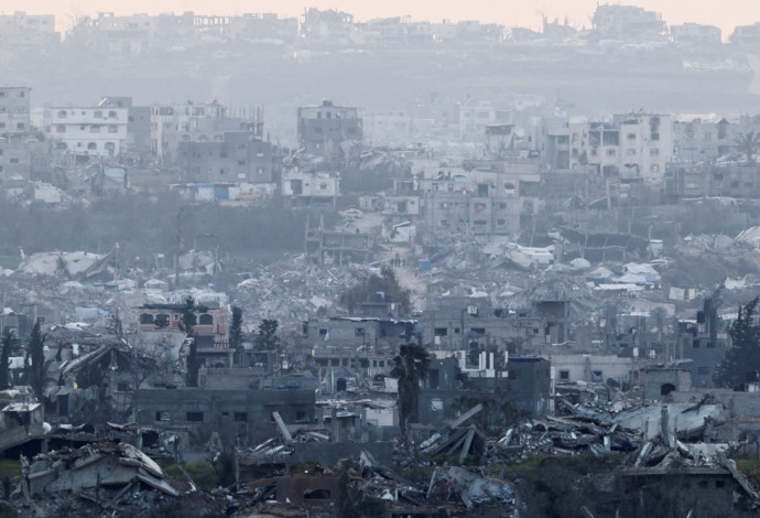 הרס בעזה, כפי שנצפה מהגבול עם ישראל (צילום:  REUTERS/Amir Cohen)