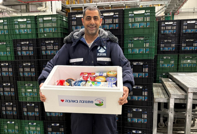 אסי ישראלוף במרכז הלוגיסטי של תנובה עם הצידניות שיחולקו לתושבי קריית שמונה (צילום:  יח"צ)