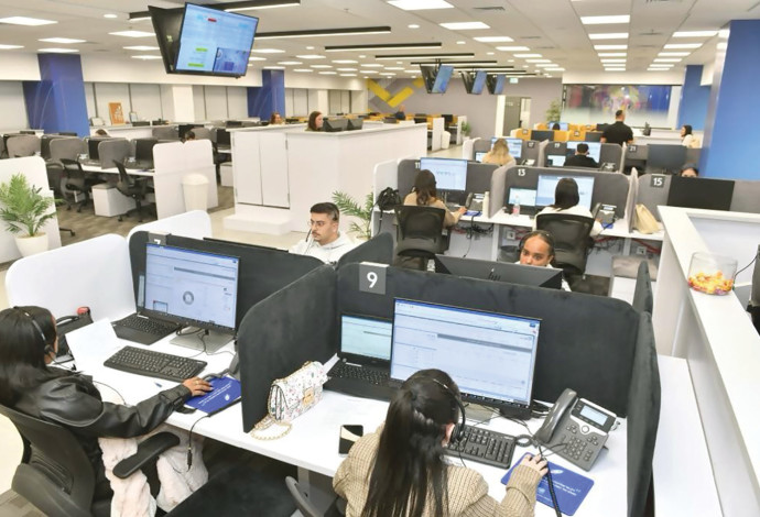 מרכז בנקאות טלפוני באשקלון (צילום:  כפיר סיון)