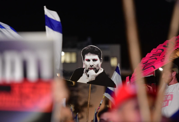 בצלאל סמוטריץ' מאופר. הפגנה נגד הממשלה בהבימה (צילום:  אבשלום ששוני)
