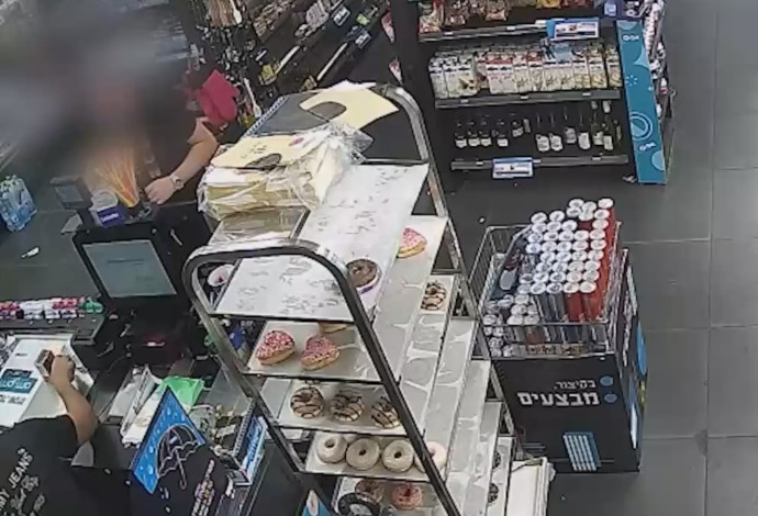 חשוד בשימוש בכרטיס אשראי גנוב (צילום:  דוברות המשטרה)