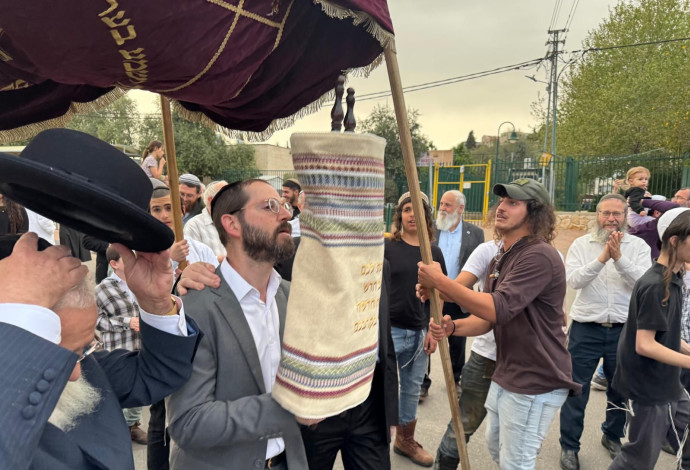 הכנסת ספר תורה (צילום:  מזכירות ישיבת 'לב חדש')