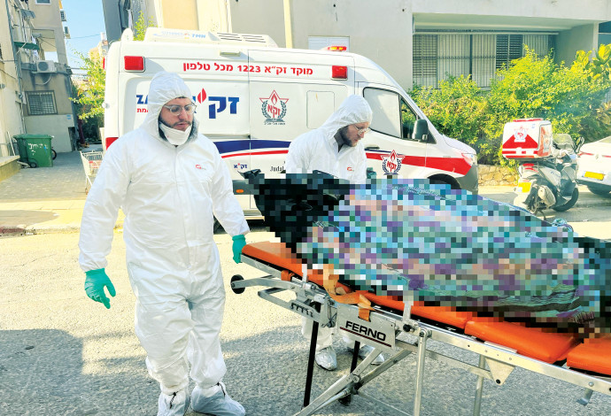 צוות זק"א בפינוי גופה (צילום:  זק"א)