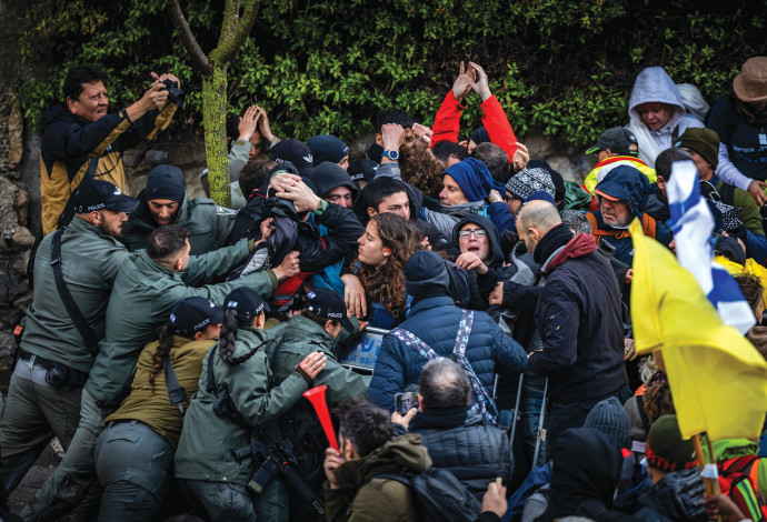 עימות בהפגנה נגד פיטורי ראש השב''כ בחודש שעבר (צילום:  יונתן זינדל פלאש 90)
