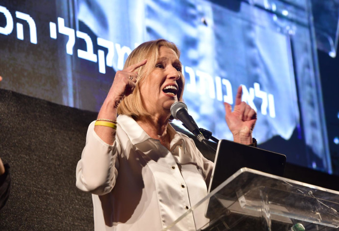 ציפי לבני בכיכר הבימה (צילום:  אבשלום ששוני)
