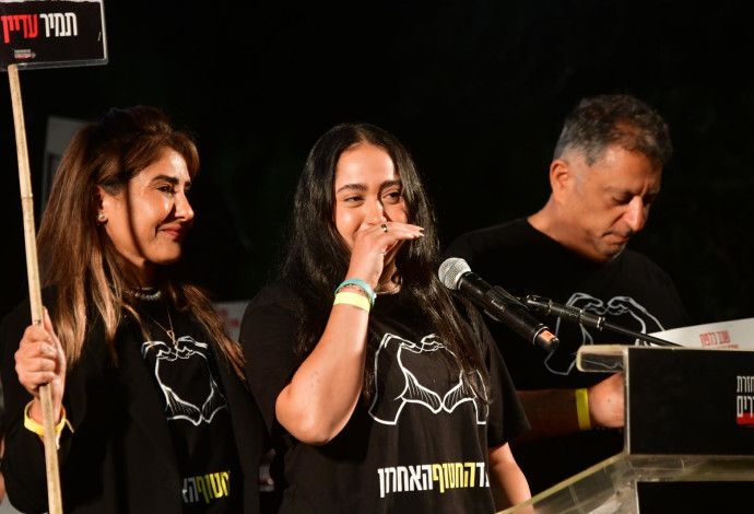 לירי אלבג בעצרת למען החטופים (צילום:  אבשלום ששוני)