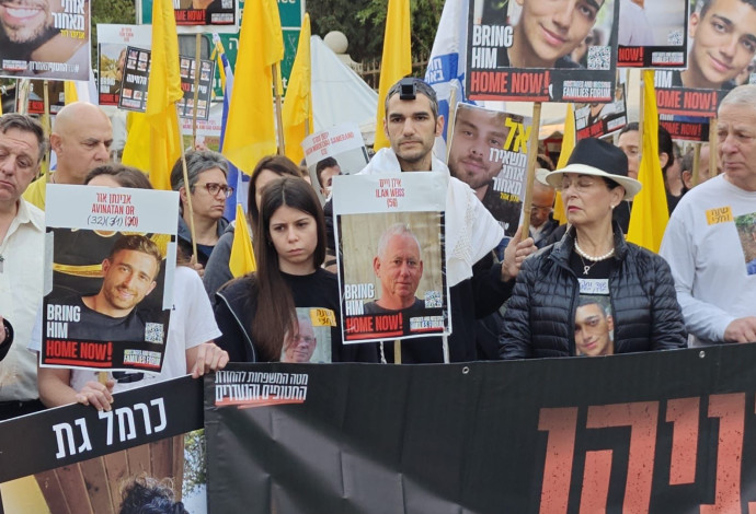 שנה וחצי לטבח. משפחות החטופים מחוץ לבתים של ראשי הקואליציה (צילום:  מטה משפחות החטופים)