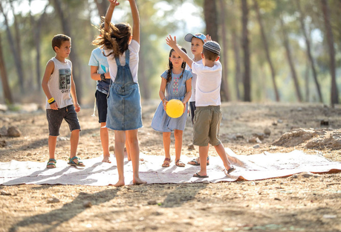 מטיילים בפסח בקק"ל (צילום:  ארכיון קק"ל,אבי בלבן)