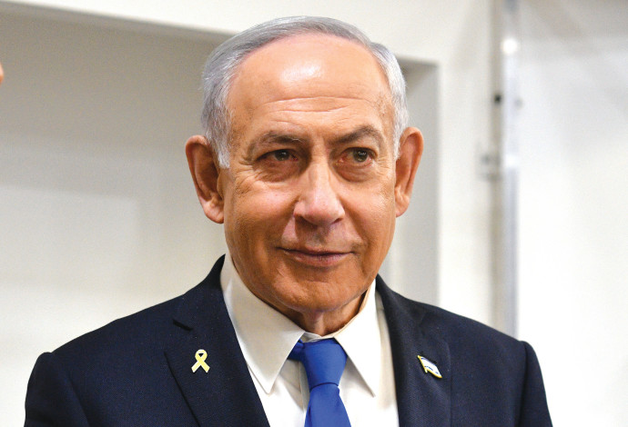 בנימין נתניהו, עם סיכת חטופים (צילום:  פול ראובן קסטרו)