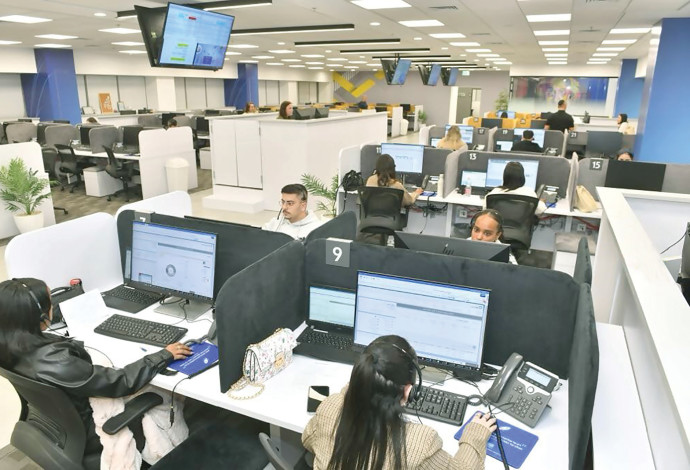 מרכז בנקאות טלפוני באשקלון (צילום:  כפיר סיוון)