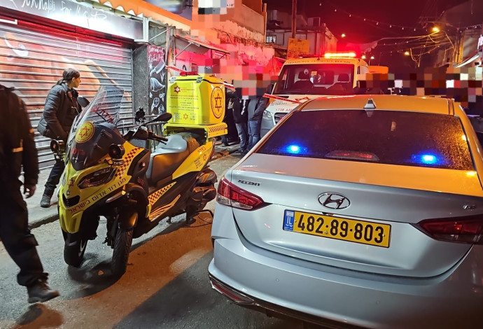 זירת רצח של שלושה גברים ברמלה (צילום:  מד"א)