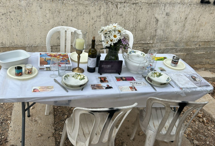 שולחן ליל הסדר ליד קברה של שני גבאי (צילום:  מיכל גבאי)