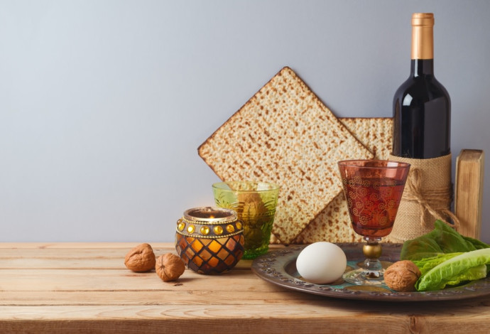 מצות על השולחן. חג הפסח (צילום:  שאטרסטוק)