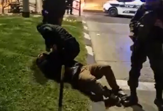 תיעוד של השוטר תוקף את הצעיר (צילום:  צילום מסך רשתות חברתיות לפי חוק 27א לזכויות יוצרים)