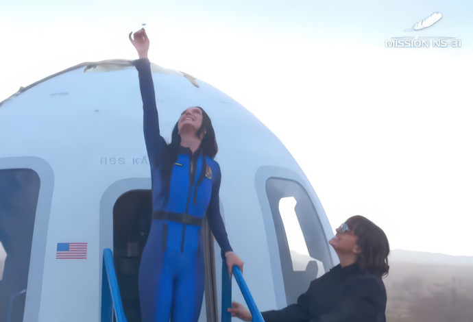 קייטי פרי יוצאת מהקפסולה. פרספקטיבה שונה על כדור הארץ (צילום:  בלו אוריג'ין)