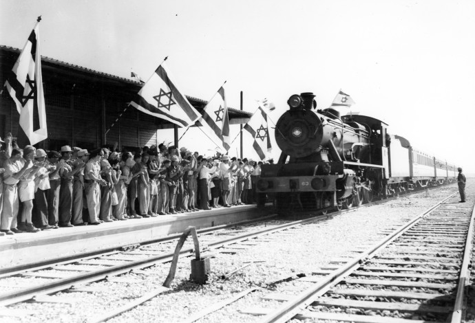 נסיעת בכורה של הרכבת. צולם בתחנת ת"א צפון בשנת 1949 (צילום:  לע"מ)