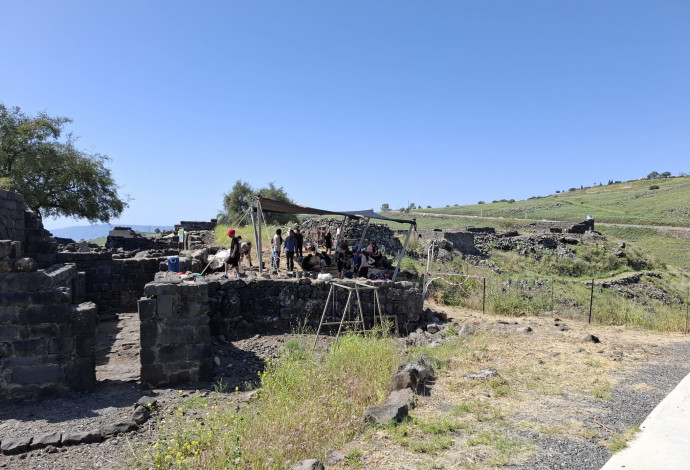 החפירה שהתחדשה, תלמדי בית הספר חזרו לגן (צילום:  גיא זהרוני, רשות הטבע והגנים)