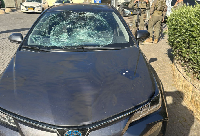 נזק לרכב משטרה במהלך התפרעות במאה שערים ירושלים (צילום:  דוברות המשטרה)