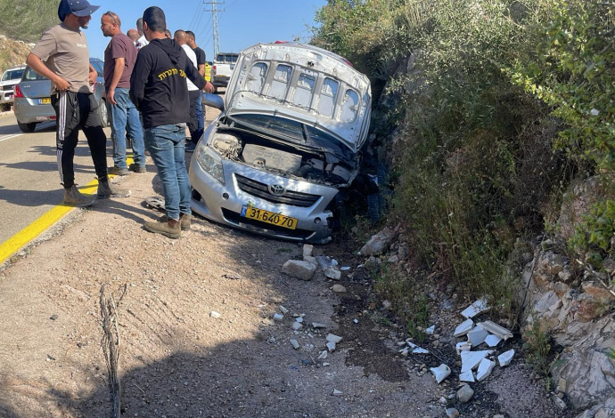 הרכב שהדרדר לצד הכביש במשגב (צילום:  תיעוד מבצעי מד"א)