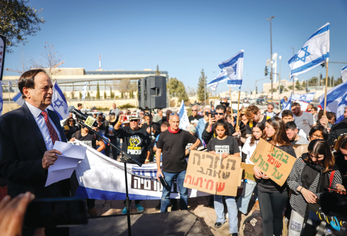 דן מרידור בהפגנה (צילום:  אוליביה פיטוסי, פלאש 90)