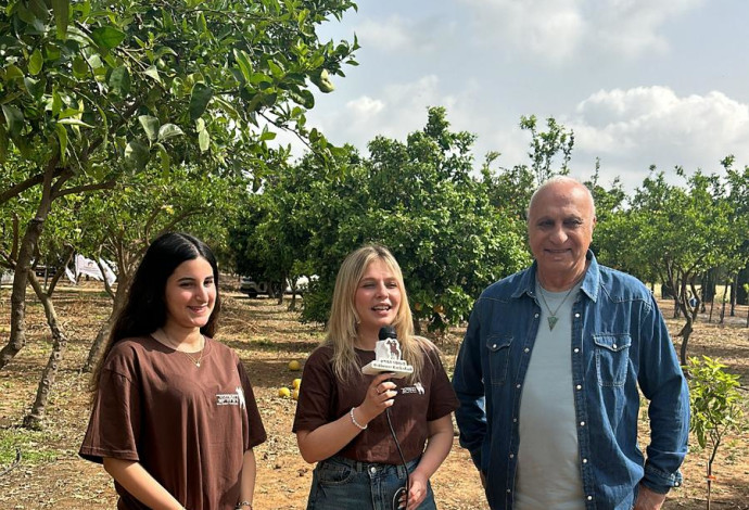 מיקי גבריאלוב ודניאל שקד במפגש מרגש: "אמא אדמה" (צילום:  מיכה בריקמן)