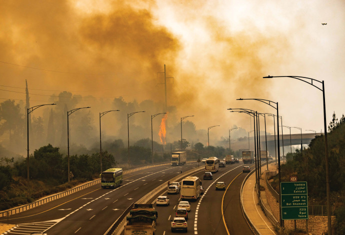 שריפה בסמוך לבית שמש (צילום:  חיים גולדברג פלאש 90)