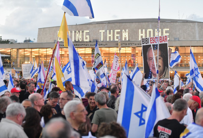 הפגנה לשחרור החטופים בכיכר הבימה. 26.4.25 (צילום:  אבשלום ששוני)
