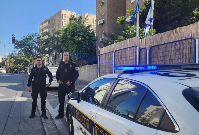 שוטרי תחנת גבעתיים (צילום:  דוברות המשטרה)