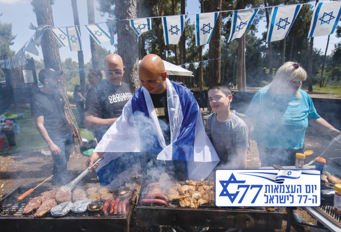ישראלים עושים "על האש" ביום העצמאות (צילום:  איל מרגולין, פלאש 90)