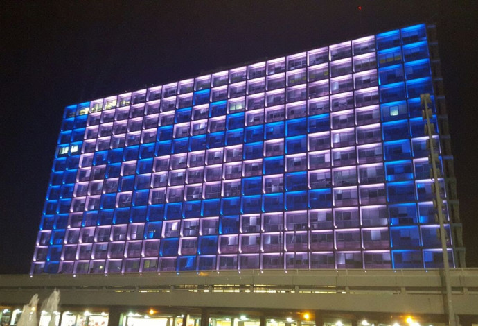 דגל ישראל בבניין העירייה (צילום:  עיריית תל אביב-יפו)