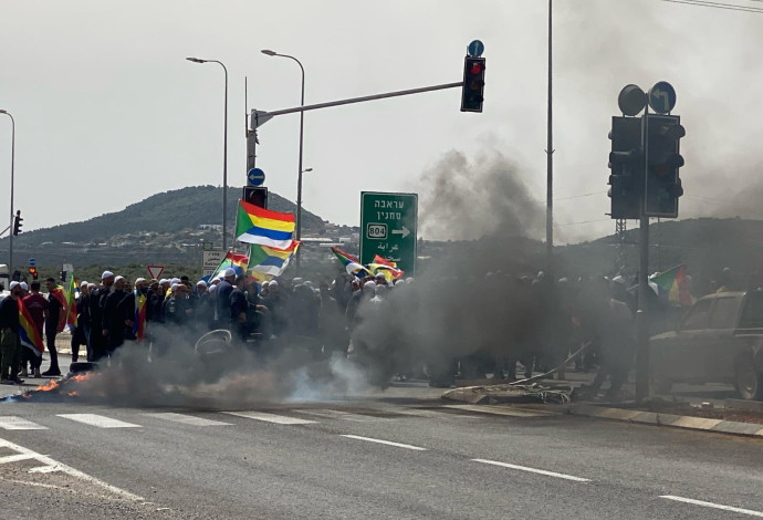 דרוזים מוחים בגליל המערבי בעקבות העימותים בסוריה (צילום:  דוברות המשטרה)